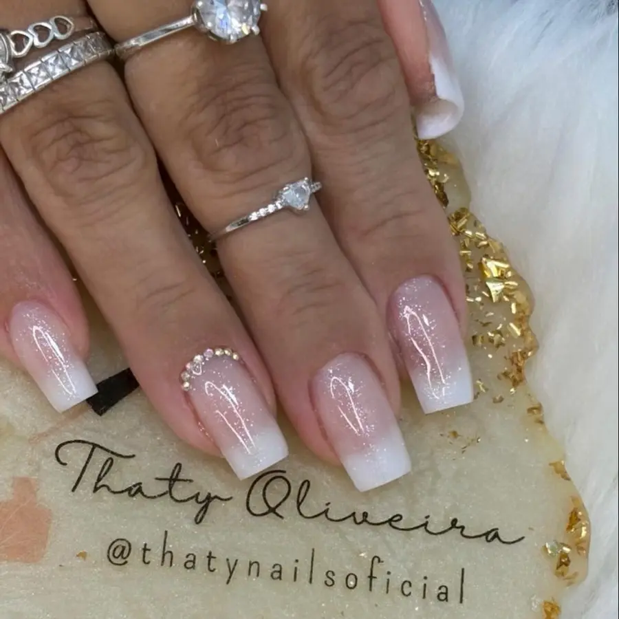 Unhas claras com acabamento elegante