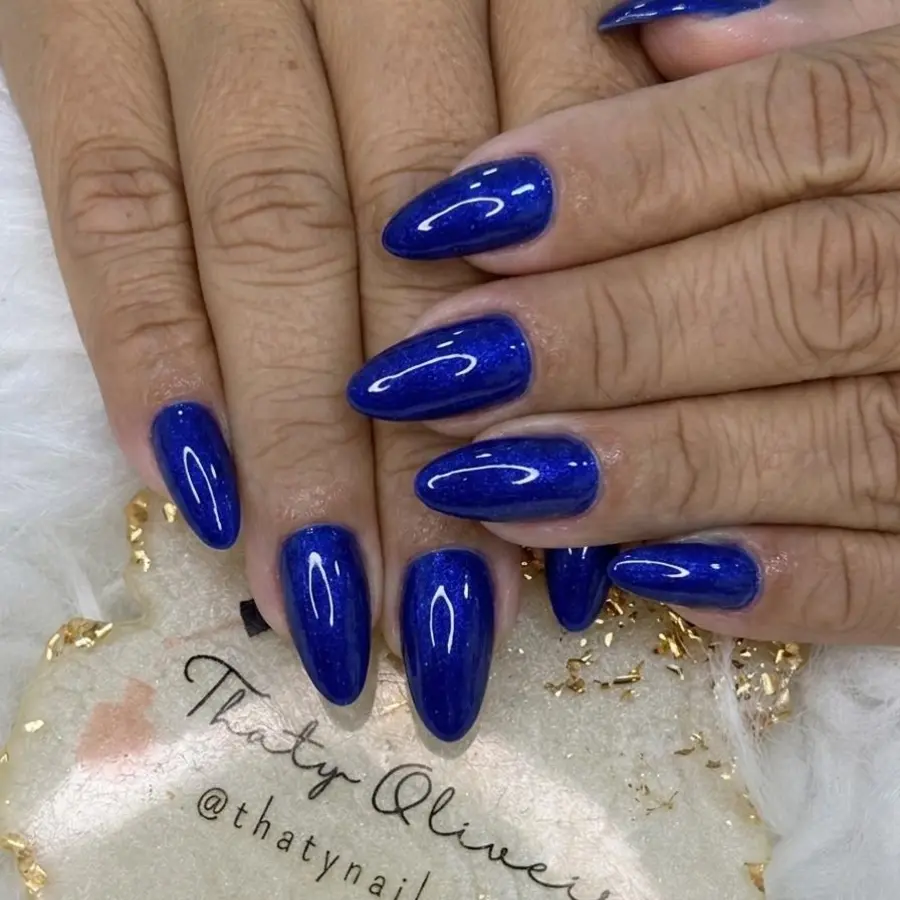 Unhas azuis feitas pela Thaty Nails